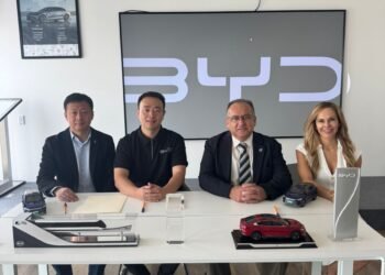 Firma UACh convenio de colaboración con Build Your Dreams Buses México
