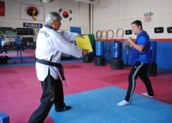 Visita regidor Adán Galicia el dojo de Pumas Tae Kwon Do demuestra compromiso con el deporte