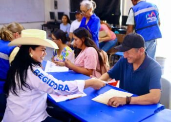 Entrega regidora Myrna Monge programas de becas municipales a habitantes del Ejido Ocampo
