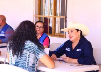 Acude Myrna Monge a zona rural para entrega de becas a estudiantes de nivel básico y medio superior