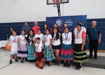 Regidores Adán Galicia y Joni Barajas participan en la premiación de la Liga Indígena de Básquetbol