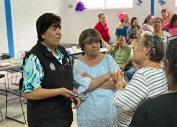 Entrega regidora Lupita Borruel equipo médico al Club del Abuelo en Chihuahua 2000