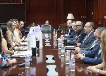 Reconoce UACH a estudiantes beneficiarios de becas otorgadas por la Secretaría de Innovación y Desarrollo Económico