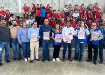 Entrega SEyD tenis y paquetes de útiles escolares a estudiantes de Julimes