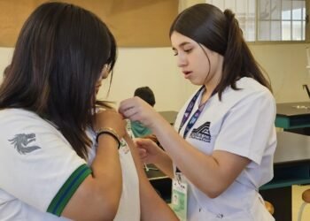 Llega jornada de vacunación contra el sarampión al CECyT 20 Oriente, buscan erradicar la enfermedad