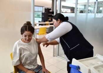 Exhortan a madres completar esquema de vacunación de estudiantes previo a inicio de ciclo escolar