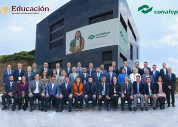 Entrega director nacional del Conalep reconocimiento  a estudiante del Plantel Chihuahua I