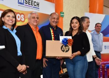 Entrega Estado premios del sorteo por Día del Magisterio, regalaron 14 vehículos