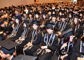 Encabeza titular de la SEyD Hugo Gutierrez graduaciones en planteles de Educación Básica