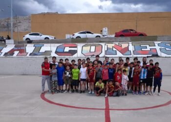 Entrena regidor Adán Galicia con equipo de fútbol Halcones de la colonia Rosario