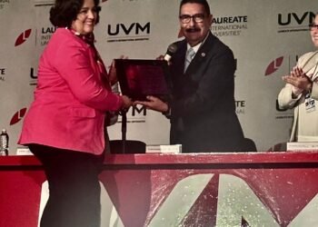 Reconocen a catedrática de Facultad de Enfermería y Nutriología con el Premio al Mérito Docente 2025