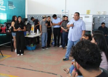 Exponen estudiantes de la UT Paso del Norte proyectos  de automatización y semiconductores