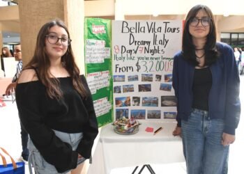 Exponen estudiantes de inglés de la UTCJ sus trabajos finales tras 60 horas de capacitación