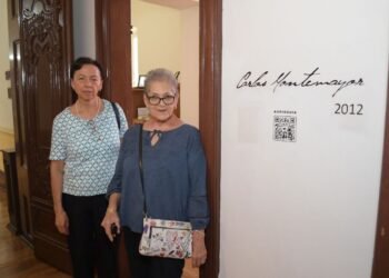 Hermanas de Carlos Montemayor visitan la Sala Montemayor en Quinta Gameros  