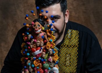 Destaca egresado de Artes de la UACH por su escultura tradicional y arte popular 