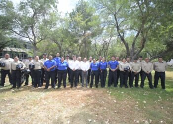 Entrega la UACH nuevos uniformes a personal de Protección Civil, Paramédicos y Seguridad 