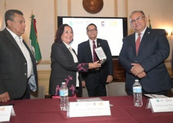 Entrega UACH reconocimiento “Mérito a la Investigación en Humanidades y Periodismo” a Pastora Moreno