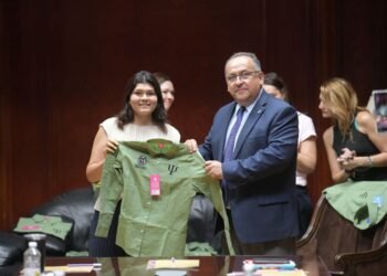 Entrega UACH camisetas al personal de Psicología del DAIE
