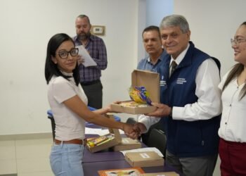 Entregan Estado y Unicef material educativo para apoyar a estudiantes de comunidades indígenas en Juárez