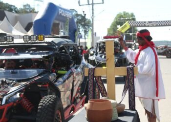 Dan la bienvenida a participantes, recorren la sierra en todoterreno en la Tarahumara Vip