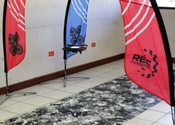 Dan visto bueno a laboratorio de drones de la UTCJ, asesores inspeccionan equipos