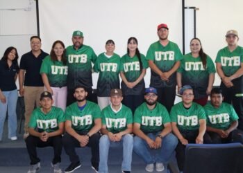 Recibe equipo de béisbol de la UT de la Babícora uniformes deportivos, gran calidad de juego del equipo