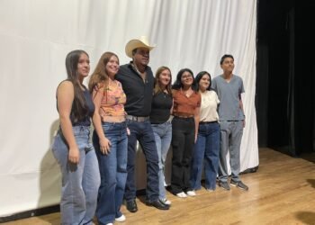 Inspira emprendedor chihuahuense a estudiantes de la UT Camargo, parte de las actividades por el 13 aniversario