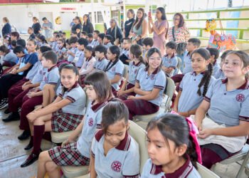 Mejoran la formación académica de 7 mil estudiantes  con donación de equipo de cómputo