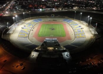 Encienden Luis Alfonso Rivera y Oscar Erives nuevas luminarias del Estadio Olímpico Universitario