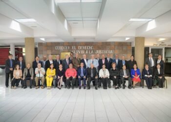 Regresan egresados de Derecho