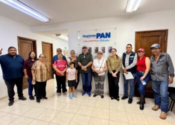 Entrega regidora Lupita Borruel lentes a beneficiarios de la jornada de salud visual