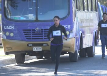 Celebra UACH su tradicional carrera de Novatos en la Facultad de Filosofía y Letras
