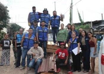 Entregan Isela Martínez y Myrna Monge apoyos a familias afectadas por lluvias en el El Porvenir II
