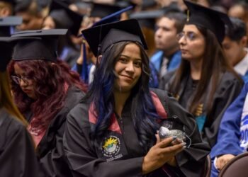 Entrega UTCJ por primera vez títulos profesionales en ceremonia de graduación