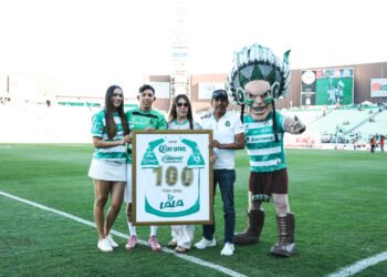 Reconocen a Aldo López Vargas por sus primeros 100 partidos en la Liga MX con Santos Laguna