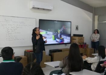 Equipan aulas de planteles del Conalep con pizarras electrónicas, benefician a 11 mil alumnos