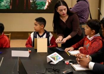 Analizan estudiantes con aptitudes sobresalientes  los fenómenos migratorios internacionales