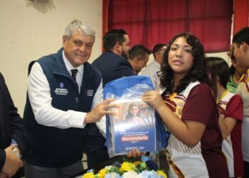 Entrega Estado mochilas y útiles escolares a estudiantes de Juárez para impulsar aprendizaje