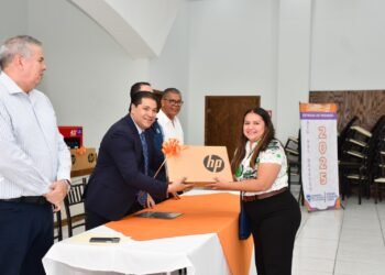 Entrega Estado premios de Sorteo del Día del Maestro a personal del subsistema estatal