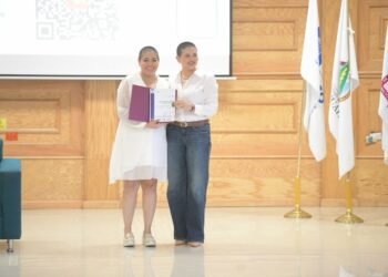 Presenta Samara Martínez su conferencia «Entre el dolor y la dignidad» en la UACH