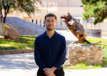 Ingeniero Aeroespacial egresado de la UACH logra tres títulos profesionales