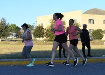 Realizan carrera 5K «Huella Rosa» en la Facultad de Medicina y Ciencias Biomédicas de la UACH