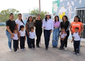 Myrna Monge gestionó y entregó apoyos a niños de preescolar en la comunidad de Palo Blanco