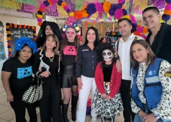Entrega Myrna Monge “Mi bolsa escolar” y participa en festividades del Día de Muertos en la Miguel Hidalgo