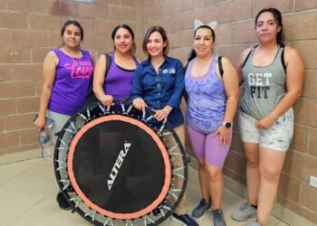 Entrega regidora Isela Martínez al CEDEFAM Punta Oriente equipamiento al grupo de zumba