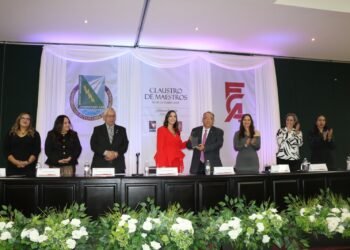 Recibe el Rector de la UACH distintivos por logros de igualdad de género y responsabilidad social