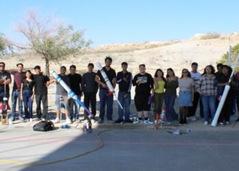 Desafían estudiantes de la UTPN sus conocimientos  con lanzamiento de cohetes