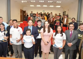 Abanderan a delegación que representará a Chihuahua en la Olimpiada Mexicana de Informática 2025