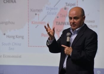 Imparte Sergio Alcocer conferencia sobre Geopolítica a estudiantes de la UTCJ