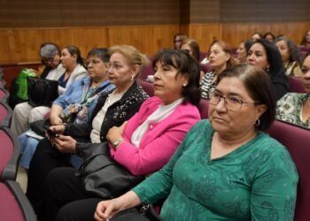 Refrenda SEyD compromiso con docentes durante encuentro académico